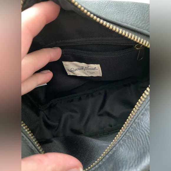 Target- Universal Thread brand black/cream crossbody bag. New condition! - Picture 4 of 5